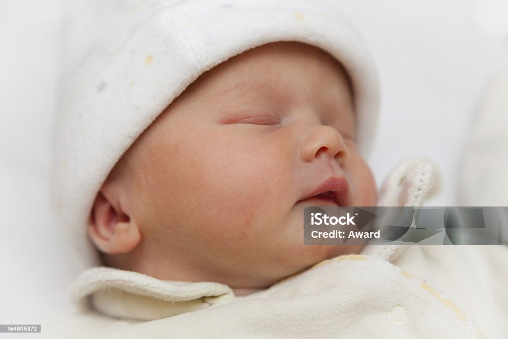 Beau bébé nouveau-né la jeune fille dans un bonnet en polaire - Photo de Bébé libre de droits