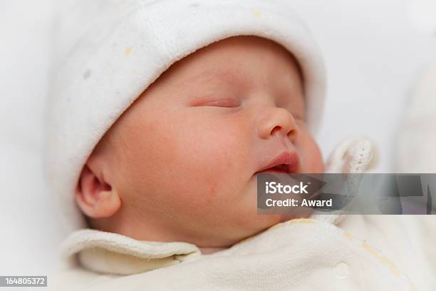 Photo libre de droit de Beau Bébé Nouveauné La Jeune Fille Dans Un Bonnet En Polaire banque d'images et plus d'images libres de droit de Bébé