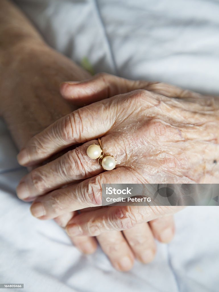 lady manos de edad avanzada con anillo de oro-serie de fotos - Foto de stock de 80-89 años libre de derechos