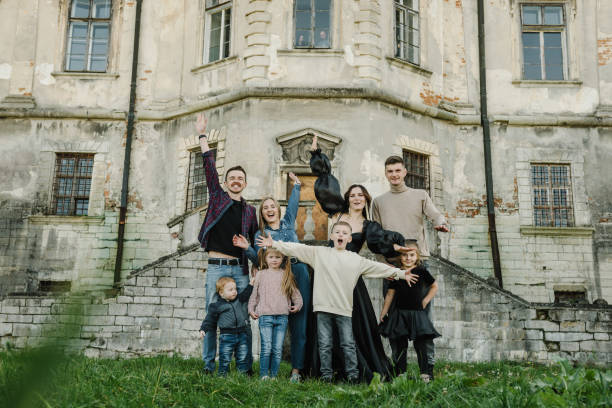 Friends near old Pidhirtsi Castle Lviv Ukraine. Happy big family with kids spending time together. Large company people walk near ancient palace. Mom, father, child on nature. Family holiday outdoors. amigos cerca del antiguo castillo pidhirtsi lviv ucrania. gran familia feliz con niños que pasan tiempo juntos. la gente de la gran empresa camina cerca del antiguo palacio. mamá, padre, hijo en la naturaleza. vacaciones en familia al aire libre.