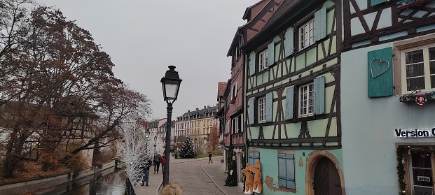 Image of the streets next to the canal in the village of Colmar. Image taken in December 2022