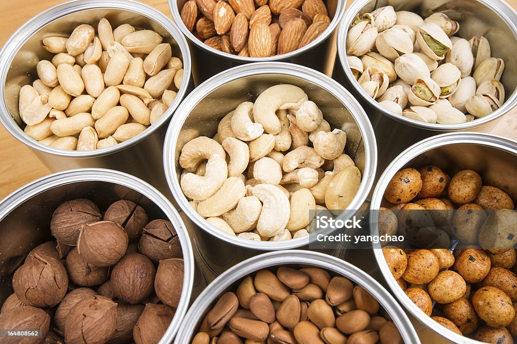 Assortiment de noix dans un fer pot - Photo de Aliment libre de droits