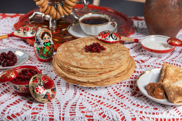 Blini de panqueque ruso con bayas y crema agria - foto de stock