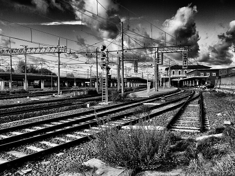 Pisa, Toscana Italia 25 novembre 2009. Scorcio della stazione ferroviaria di Pisa, Università foto in bianco e nero, cielo con nuvole