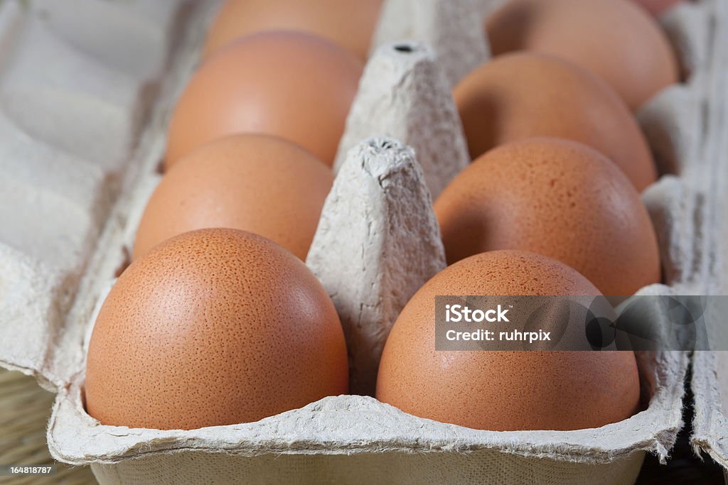 Cartón de huevos con huevos frescos marrón - Foto de stock de Abierto libre de derechos