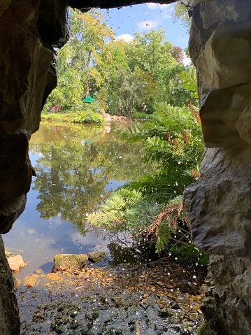 Photo prise d’une mini grotte vu sur le Jardin des Plantes