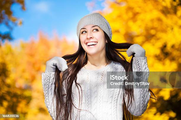 Alegre Menina Engraçada Sobre Um Fundo De Árvores De Outono - Fotografias de stock e mais imagens de Adulto