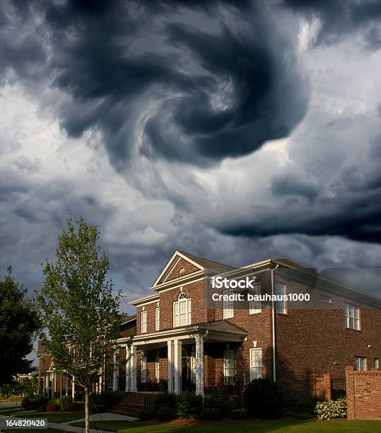 Imbuto Cloud Su Una Fila Di Case Di Mattoni - Fotografie stock e altre immagini di Casa - Casa, Uragano, Tornado