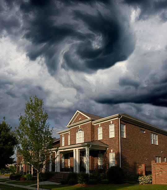 lejek chmury nad wiersz brick domów - storm cloud tornado thunderstorm storm zdjęcia i obrazy z banku zdjęć