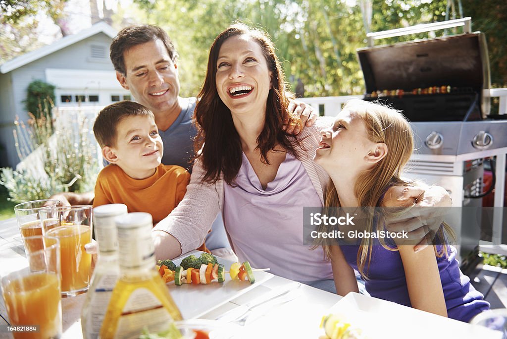 Diversión al sol para toda la familia - Foto de stock de Parrillera libre de derechos