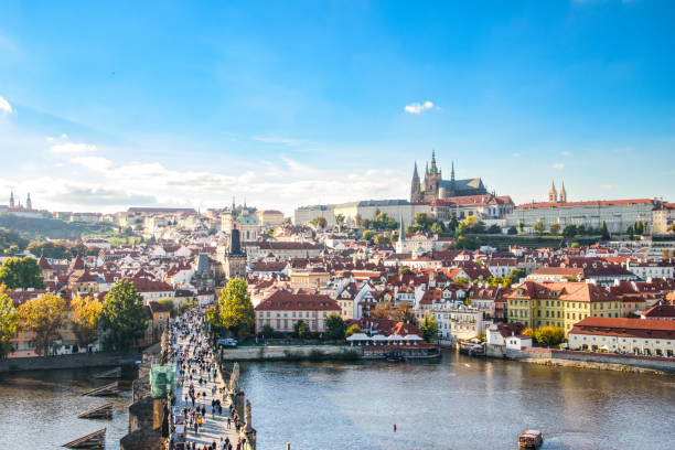 berühmte karlsbrücke im historischen zentrum von prag - charles bridge stock-fotos und bilder