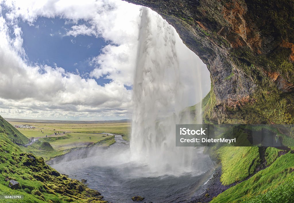 Di Seljalandsfoss, Islanda-con persone in background - Foto stock royalty-free di Acqua