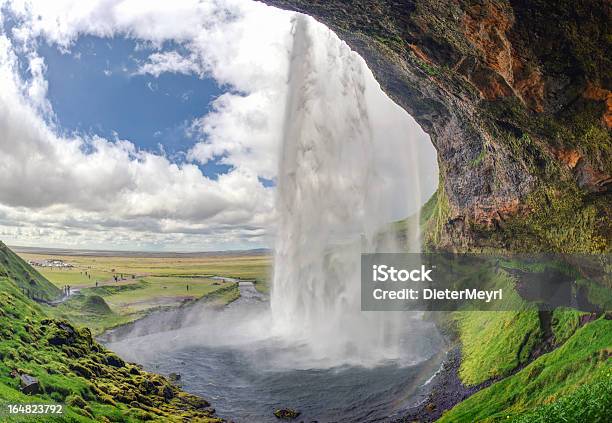 Seljalandsfoss Исландия С Людьми На Фоне — стоковые фотографии и другие картинки Без людей - Без людей, Вода, Водопад