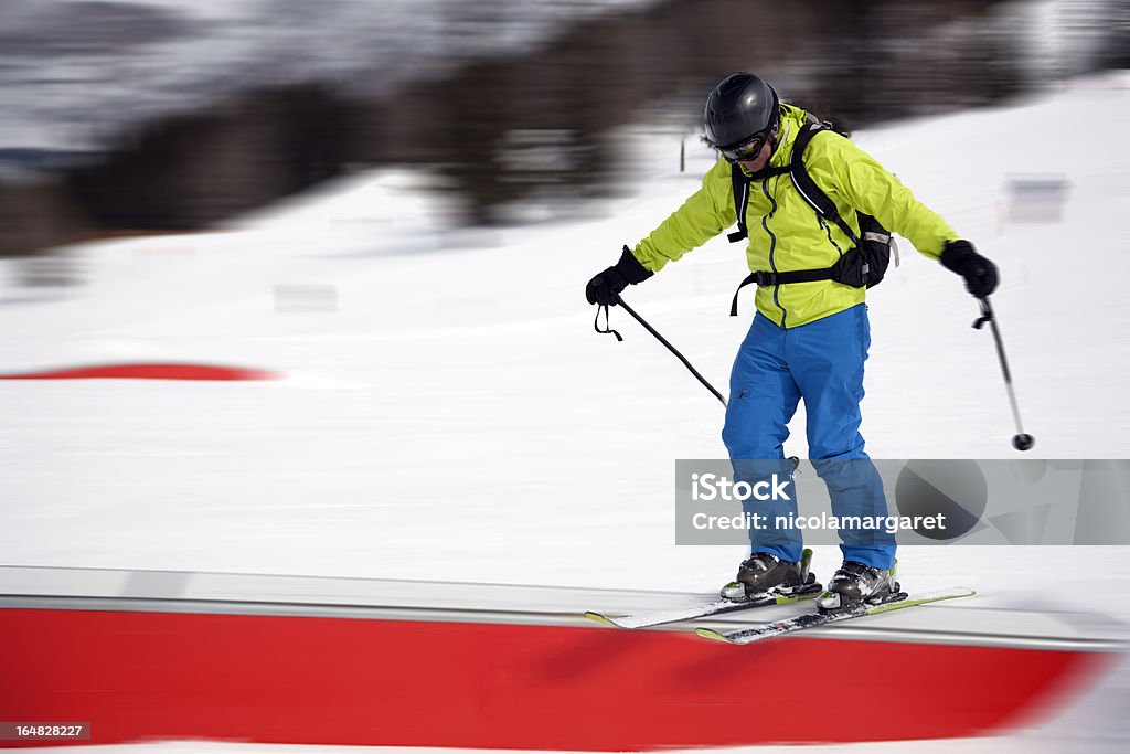 Azione colpo di sciatore facendo rail in uno Snowpark - Foto stock royalty-free di Sci - Attrezzatura sportiva