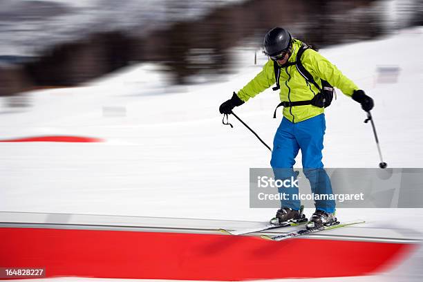 Azione Colpo Di Sciatore Facendo Rail In Uno Snowpark - Fotografie stock e altre immagini di Sci - Attrezzatura sportiva