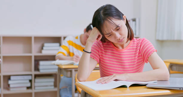 学生は悲しむ - 分かんない 勉強 ストックフォトと画像