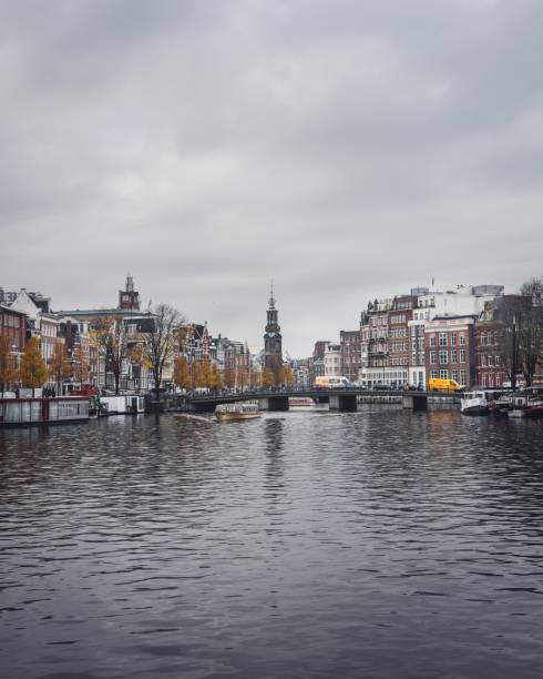 vue grand angle d’un canal à amsterdam un jour d’automne, en regardant vers la tour montelbaanstoren - montelbaan tower photos et images de collection