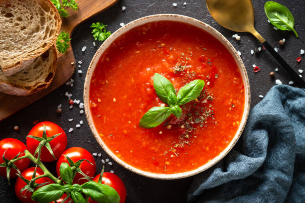 tomatensuppe, veganes gericht auf weiß. - tomato soup red basil table stock-fotos und bilder