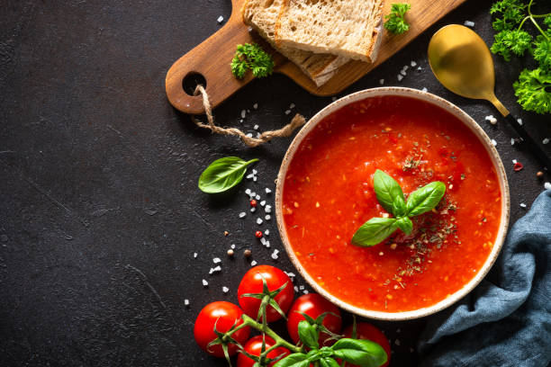 토마토 수��프, 흰색에 비건 요리. - tomato soup red basil table 뉴스 사진 이미지