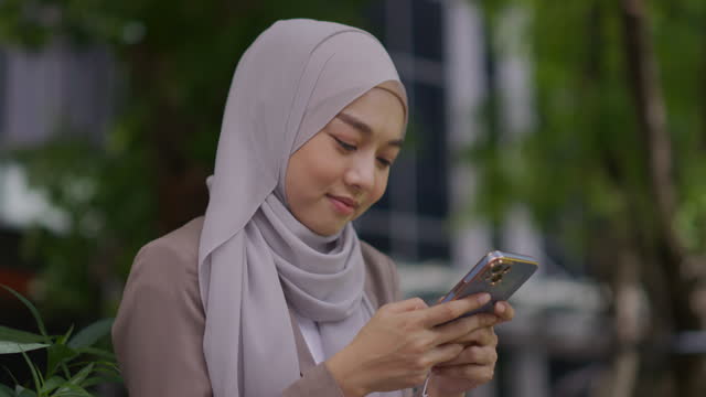 Muslim woman Creative new idea business in mobile phone