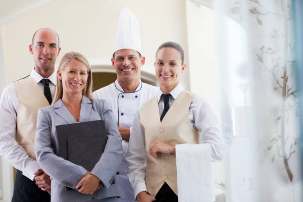 personnel souriant dans un restaurant - tenue de chef cuisinier photos et images de collection