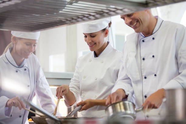 шеф-поваров, приготовление пищи в ресторане kitchen - hat women chef occupation стоковые фото и изображения