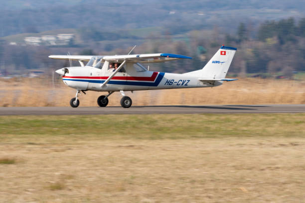 avion cessna 150 à wangen-lachen en suisse - small airport cessna airplane photos et images de collection