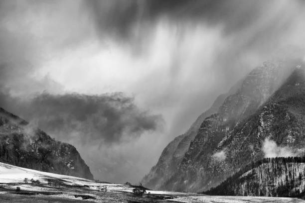 雲ユキコ田園風景を - absaroka range ストックフォトと画像