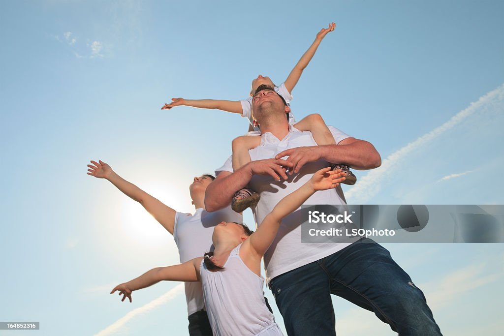 Familia Sky manos en el aire - Foto de stock de Adulto libre de derechos