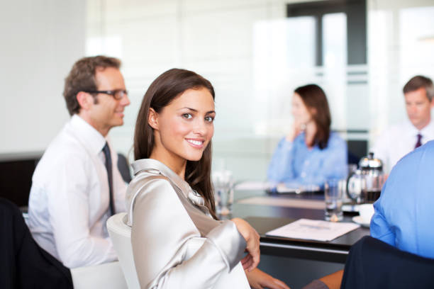 деловая женщина улыбается в совещании - suit board room business businesswoman стоковые фото и изображения