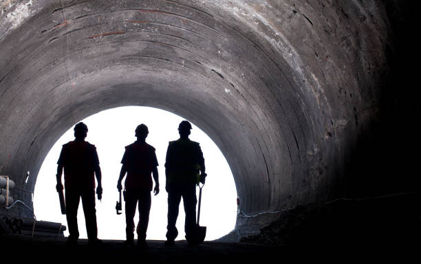 silhueta de trabalhadores no túnel - construction worker imagens e fotografias de stock