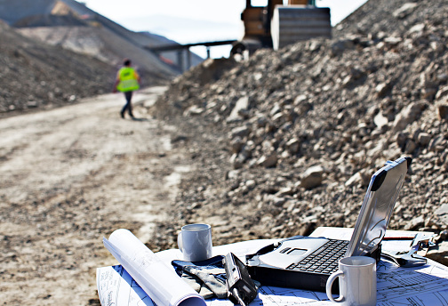 Computadora portátil en la estación de trabajo en quarry photo