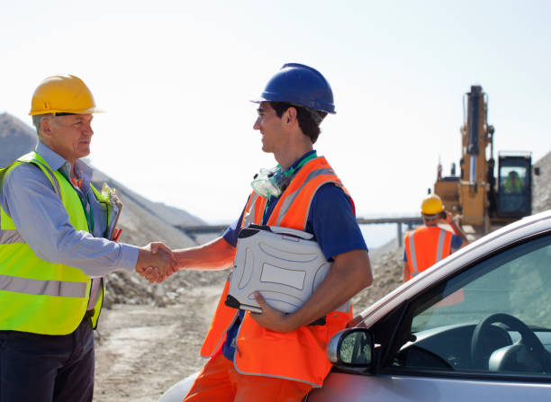 trabajador y hombres de negocios estrechándose las manos en quarry - construction construction site handshake built structure fotografías e imágenes de stock