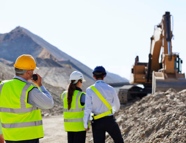 las personas de negocios hablando en quarry - female with group of males fotos fotografías e imágenes de stock