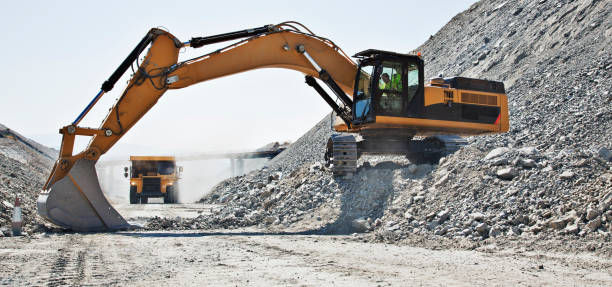 digger работы в карьер - construction worker earth mover truck quarry стоковые фото и изображения