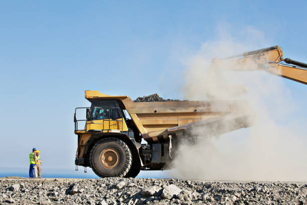 руководство и сотрудники заметили грузовик в карьер - construction worker earth mover truck quarry стоковые фото и изображения