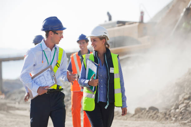 las personas de negocios hablando en quarry - construcción fotografías e imágenes de stock