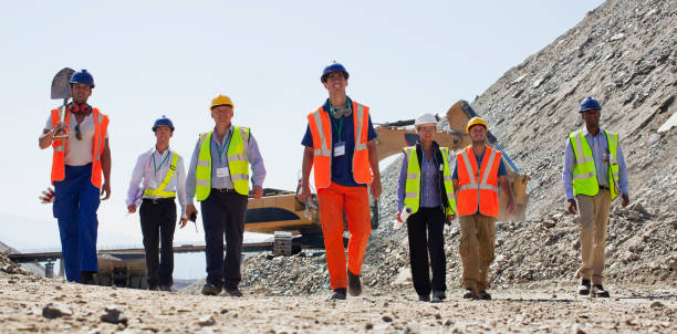 arbeitnehmer und business-menschen zu fuß in quarry - manual worker portrait helmet technology stock-fotos und bilder