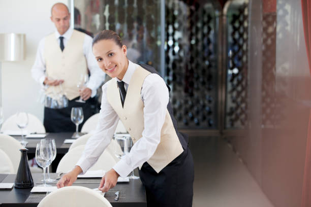 camarera ajuste de la tabla en el restaurante - waiter fotografías e imágenes de stock