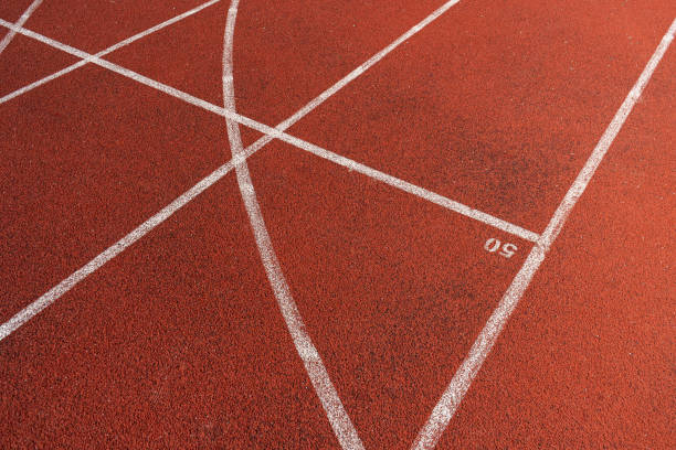 superfície da pista de atletismo em um estádio de atletismo. - track and field stadium - fotografias e filmes do acervo