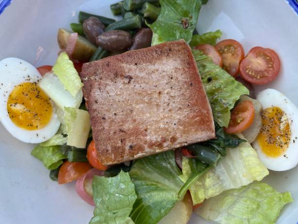 sałatka z tuńczyka podsmażony - prepared ahi tuna salad green olive zdjęcia i obrazy z banku zdjęć