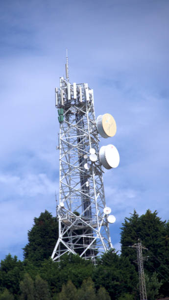 torre di comunicazione telefonica - telephone network control room foto e immagini stock