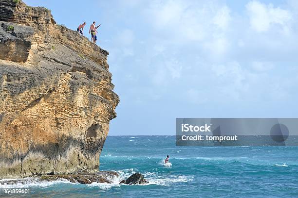 Skoki Z Klifów W Kauai Hawaje Stany Zjednoczone - zdjęcia stockowe i więcej obrazów Hawaje - Hawaje, Krajobraz, Ludzie