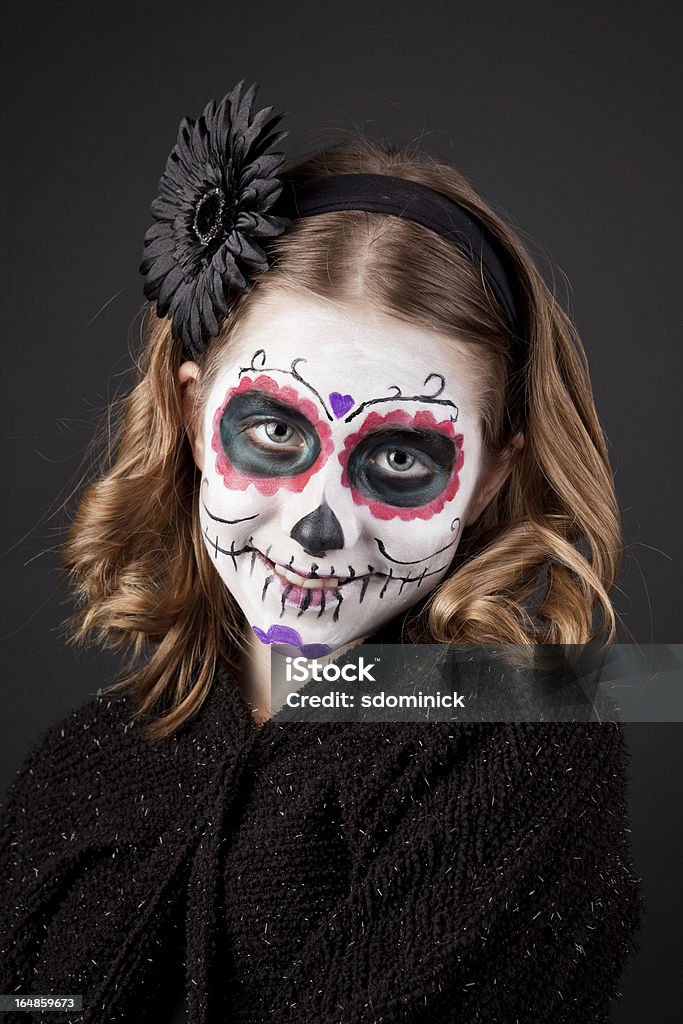 Sorrindo jovem Garota de crânio de açúcar maquiagem - Foto de stock de Dia de Finados royalty-free