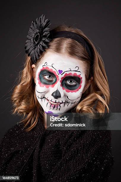Foto de Sorrindo Jovem Garota De Crânio De Açúcar Maquiagem e mais fotos de stock de Dia de Finados