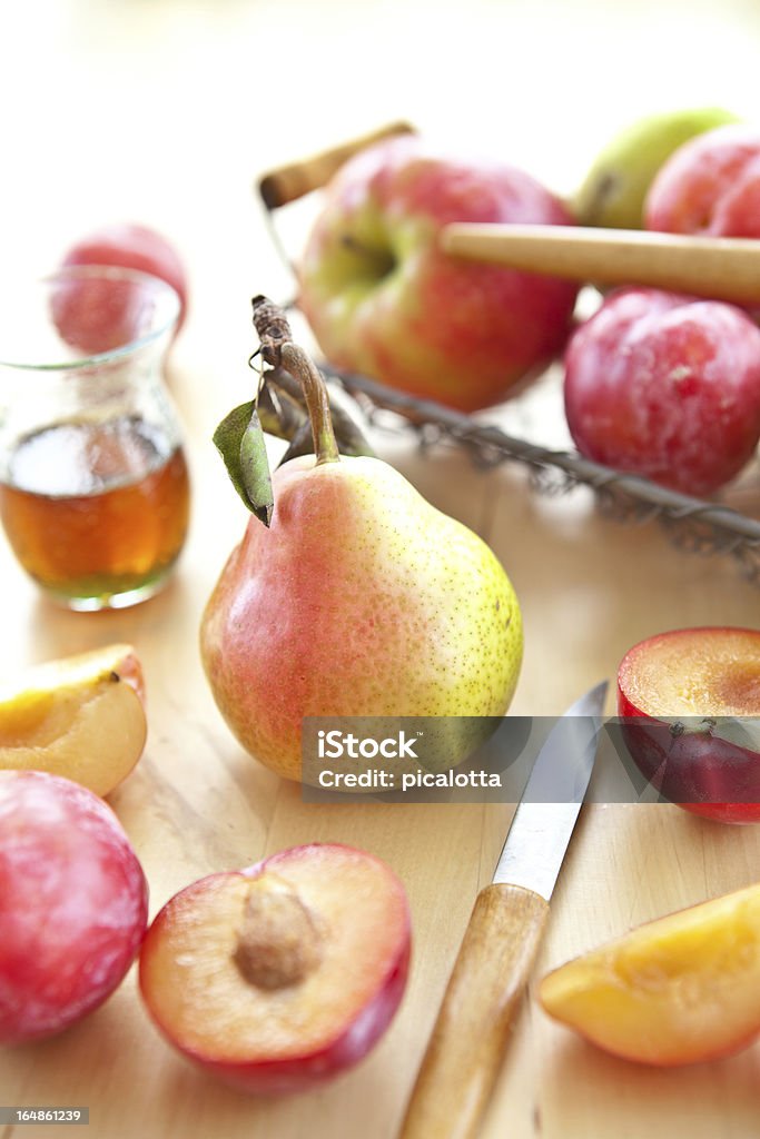 Frische Bio-Pflaumen, Birnen und Äpfeln - Lizenzfrei Apfel Stock-Foto