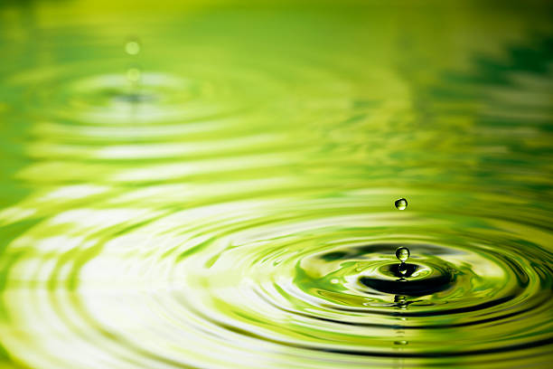 caduta in acqua verde natura di ripple - ripple water waterdrop drop foto e immagini stock