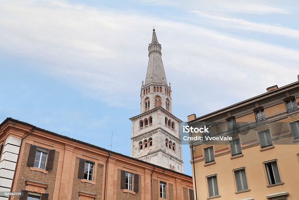 Campanile del Duomo di Modena in case urbane - Foto stock royalty-free di Ambientazione esterna