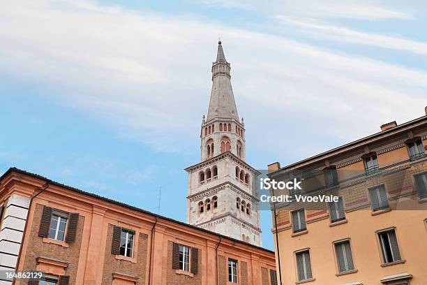 Campanile Del Duomo Di Modena In Case Urbane - Fotografie stock e altre immagini di Ambientazione esterna - Ambientazione esterna, Architettura, Autunno