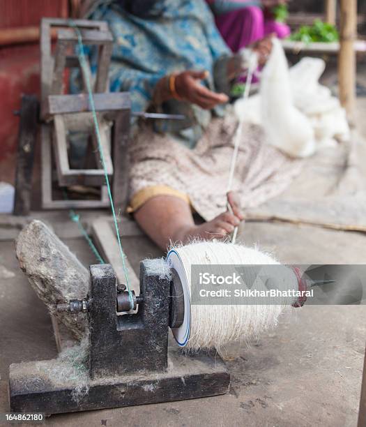 Der Baumwollfäden Alten Stil Stockfoto und mehr Bilder von Eine Frau allein - Eine Frau allein, Frauen, Baumwolle